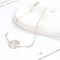 Bracelet fin en argent sterling avec pendentif arbre de vie délicat et chaîne ajustable.
