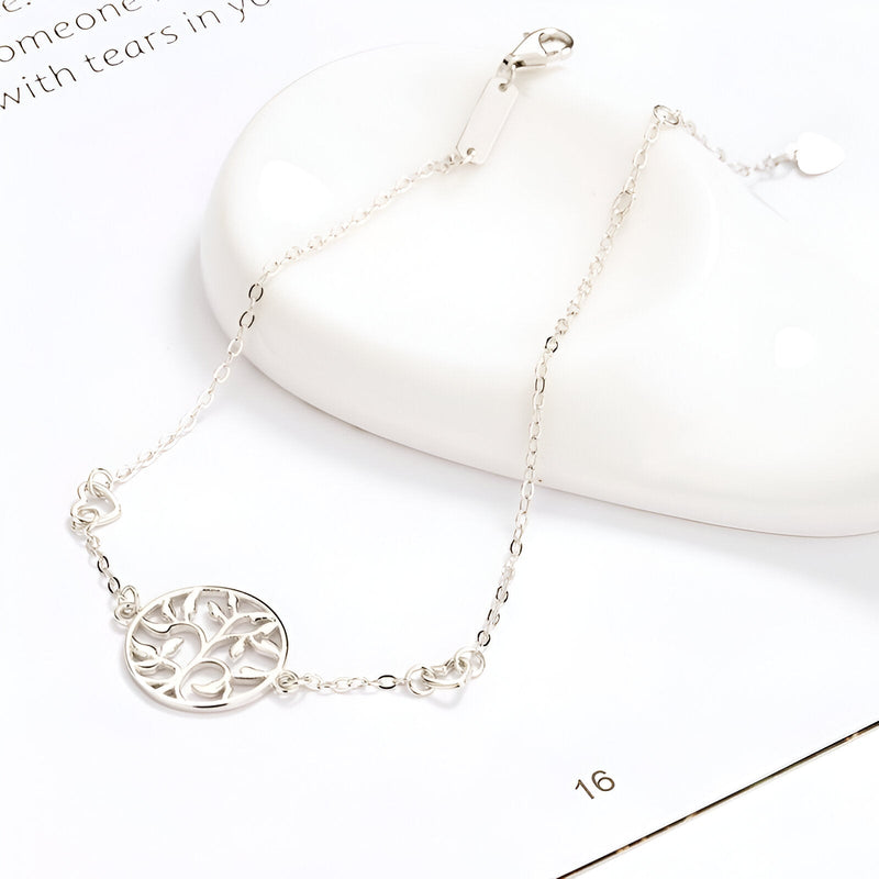 Bracelet fin en argent sterling avec pendentif arbre de vie délicat et chaîne ajustable.