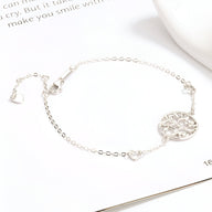 Bracelet en argent sterling fin avec pendentif arbre de vie ajouré, style minimaliste élégant.
