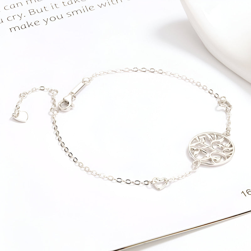 Bracelet en argent sterling fin avec pendentif arbre de vie ajouré, style minimaliste élégant.