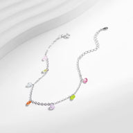 Bracelet en argent sterling avec chaînette et petits zircons multicolores en forme de goutte.