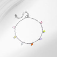 Bracelet en argent sterling avec pendentifs cœurs multicolores en zircon délicat.