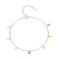 Bracelet en argent sterling fin avec cinq zircons colorés suspendus, design délicat et élégant.