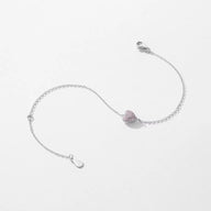 Bracelet en argent sterling fin avec charm cœur rose texturé et chaîne délicate ajustable.
