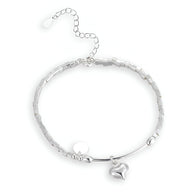 Bracelet en argent sterling pour femme avec chaîne fine et pendentif coeur lisse suspendu.