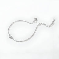 Bracelet chaîne en argent sterling avec pendentif cœur délicat et fermoir réglable.