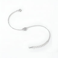 Bracelet fin en argent sterling avec pendentif cœur détaillé et chaîne ajustable.