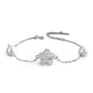 Bracelet en argent sterling avec charm floral orné de petites pierres et perles aux extrémités.