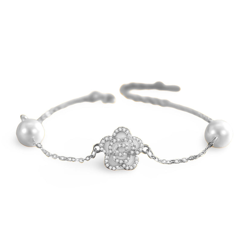 Bracelet en argent sterling avec charm floral orné de petites pierres et perles aux extrémités.