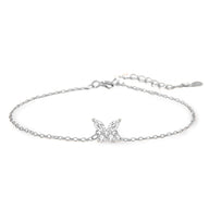 Bracelet fin en argent sterling avec charm papillon délicat au centre.