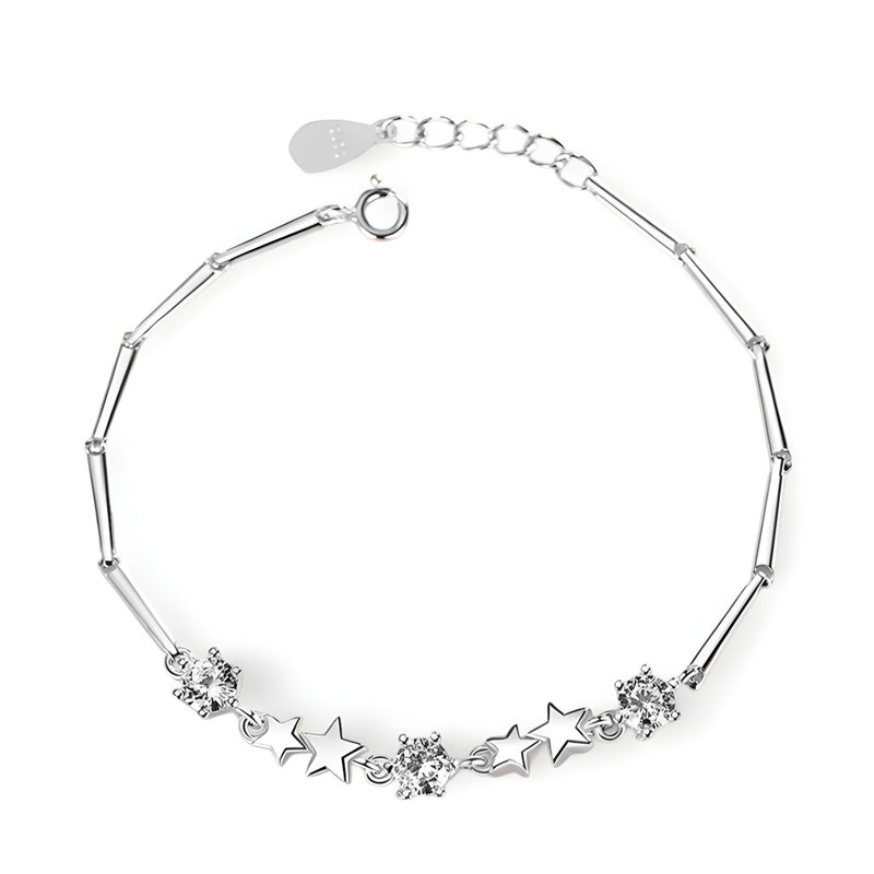 Bracelet en argent sterling avec charms étoiles et fleurs, chaîne fine à maillons allongés.