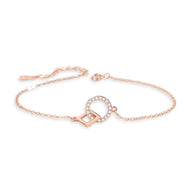 Bracelet en or rosé avec charms géométriques entrelacés et détail de petits cristaux blancs.