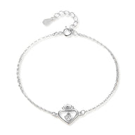 Bracelet fin en argent sterling avec pendentif cœur et petit diamant central.