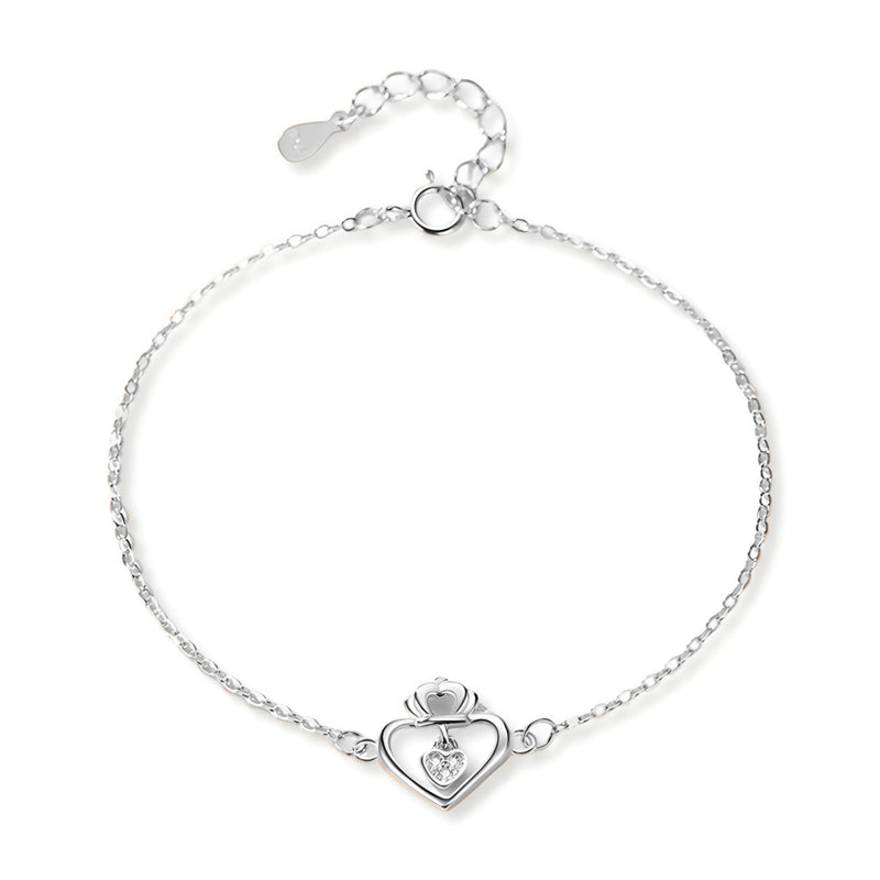 Bracelet fin en argent sterling avec pendentif cœur et petit diamant central.