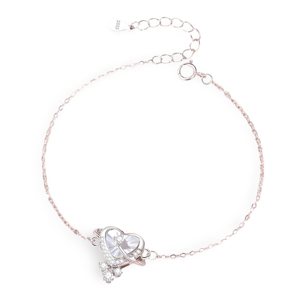 Bracelet fin en argent sterling avec pendentif cœur serti de petites pierres brillantes.