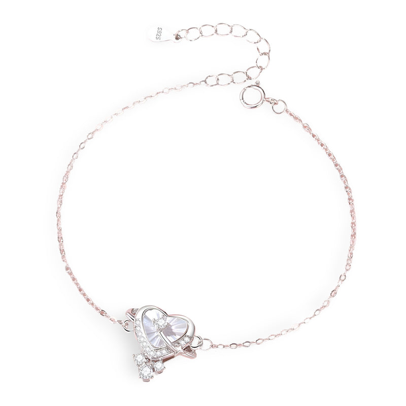 Bracelet fin en argent sterling avec pendentif cœur serti de petites pierres brillantes.