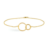 Bracelet fin en or avec deux cercles entrelacés sur chaîne délicate.