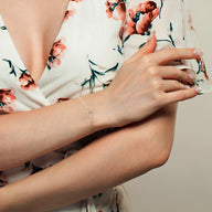 Bracelet en argent sterling pour femme avec duo de cercles entrelacés, design délicat et moderne.