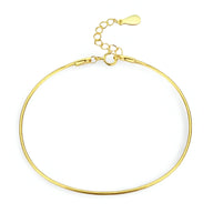 Bracelet fin en argent sterling doré avec chaînette réglable et fermoir mousqueton.