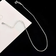 Bracelet fin en argent sterling avec chaine ajustable et fermoir anneau ressort.