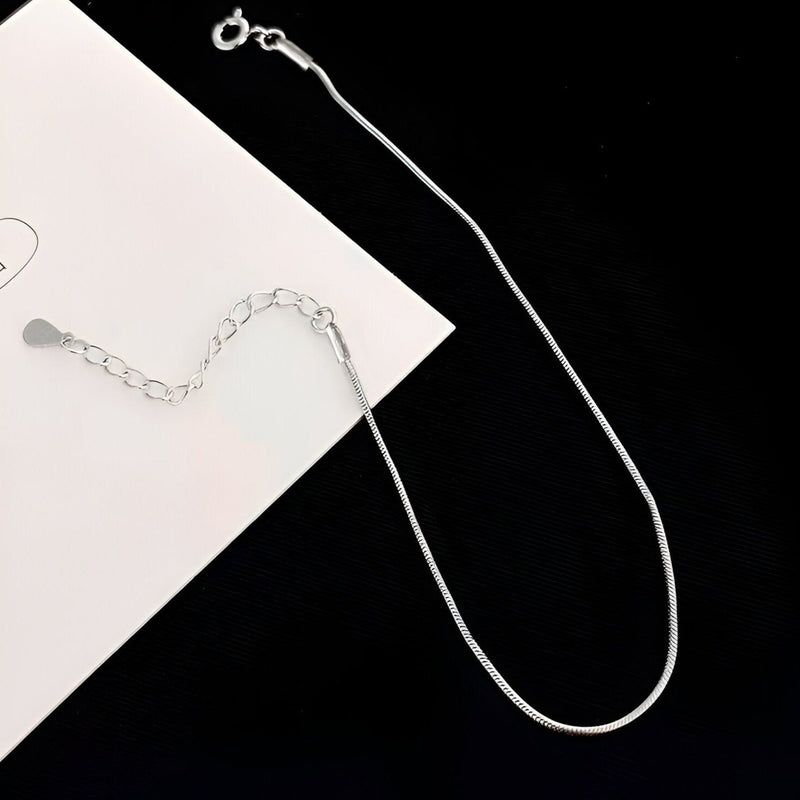 Bracelet fin en argent sterling avec chaine ajustable et fermoir anneau ressort.