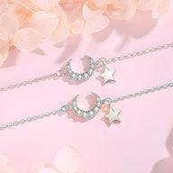 Bracelet en argent avec pendentifs lune pavée de pierres et étoile lisse, design délicat Marine.