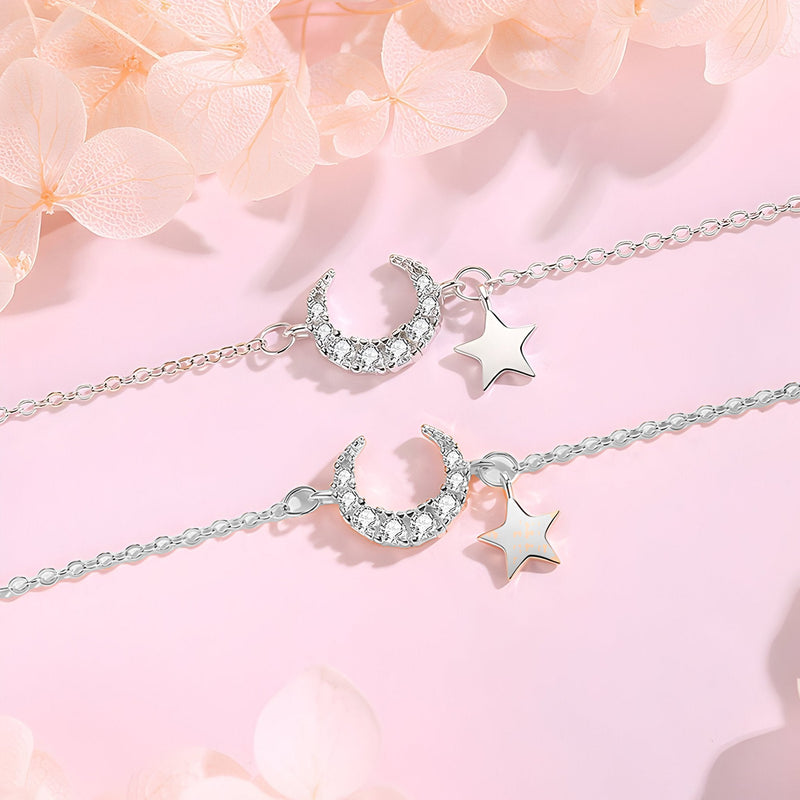 Bracelet en argent avec pendentifs lune pavée de pierres et étoile lisse, design délicat Marine.