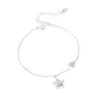 Bracelet fin en argent sterling avec pendentifs étoiles, dont une gravée "Love".