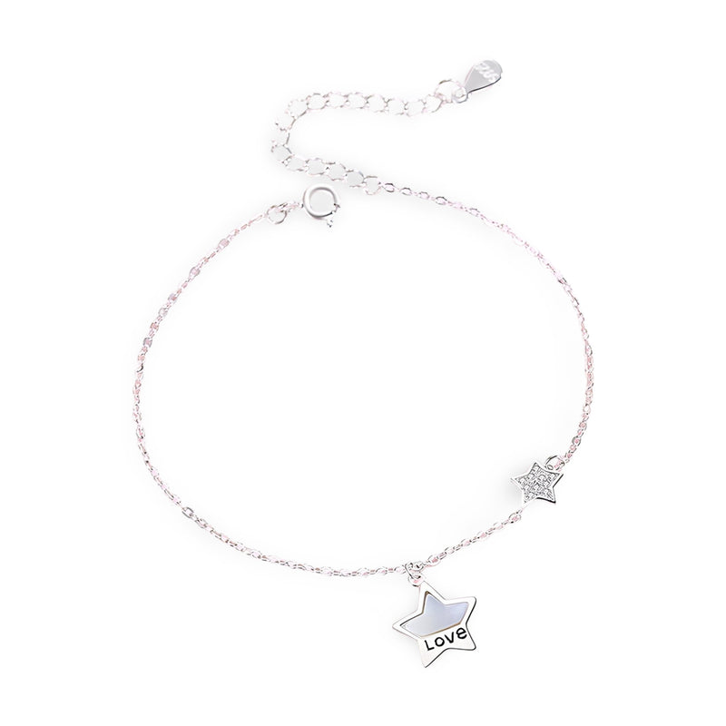 Bracelet fin en argent sterling avec pendentifs étoiles, dont une gravée "Love".