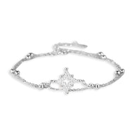 Bracelet fin en argent sterling avec étoile centrale ornée de petits cristaux.