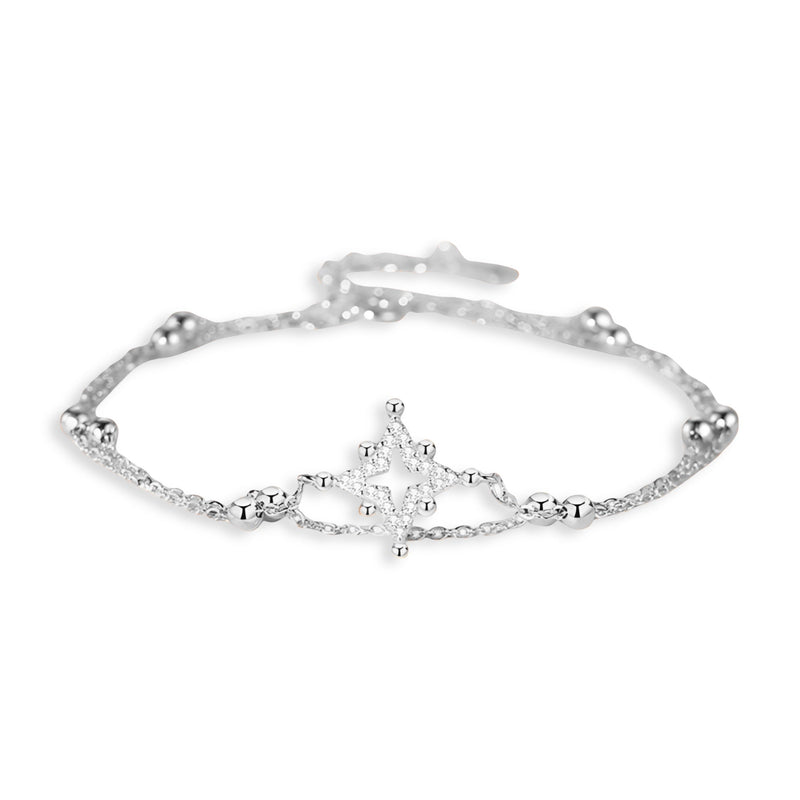 Bracelet fin en argent sterling avec étoile centrale ornée de petits cristaux.