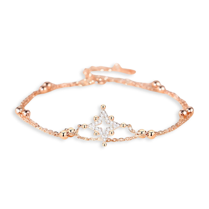 Bracelet en argent rosé avec chaîne fine et pendentif étoilé orné de petits cristaux blancs.