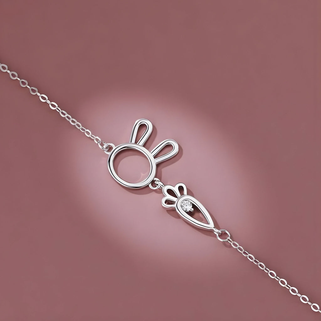 Bracelet en argent sterling avec pendentifs lapin et carotte, design délicat et moderne.