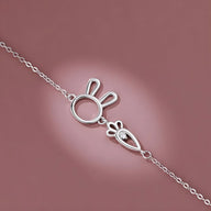 Bracelet en argent sterling avec pendentifs lapin et carotte, design délicat et moderne.