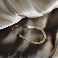 Bracelet femme en argent sterling tressé avec fermoir et chaînette de réglage.