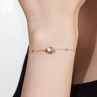 Bracelet fin en argent sterling avec zirconium central bleu sur chaîne délicate.