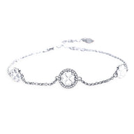 Bracelet fin en argent sterling avec pendentifs trèfle à quatre feuilles ajourés et chaîne délicate.