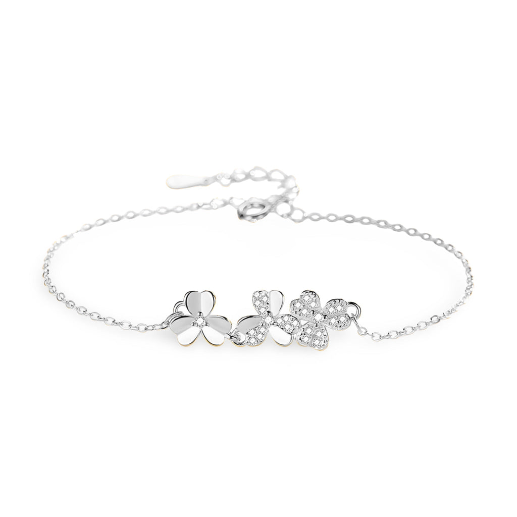 Bracelet fin en argent sterling avec motif trèfle à trois feuilles délicat et chaîne ajustable.