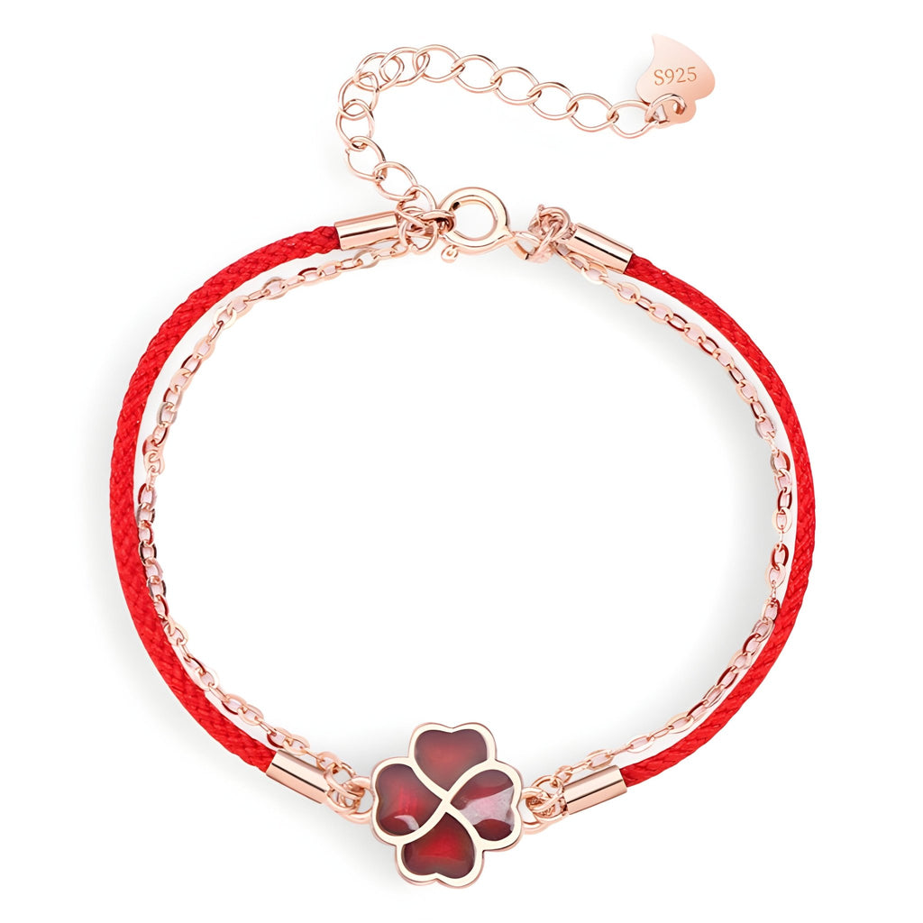 Bracelet en argent sterling avec trèfle à 4 feuilles rouge et cordon rouge ajustable.