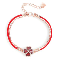 Bracelet en argent sterling avec trèfle à 4 feuilles rouge et cordon rouge ajustable.