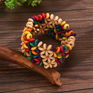 Bracelet en bois beige et coloré avec motifs fleuris entrelacés, style bohème pour femme.