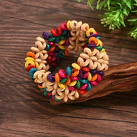 Bracelet en bois beige avec perles colorées en forme de fleurs spirales pour femme.