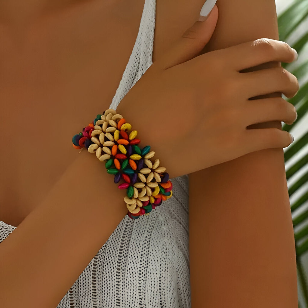 Bracelet femme en bois beige, noir et rouge à motif de fleurs colorées, style naturel et bohème.