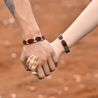 Bracelet en bois d'acajou marron avec détails en métal or, style moderne pour homme et femme.