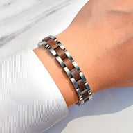 Bracelet homme en bois de noyer marron et maillons argentés, style moderne et élégant.