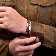 Bracelet homme en bois de noyer marron avec maillons argentés, style moderne et élégant.