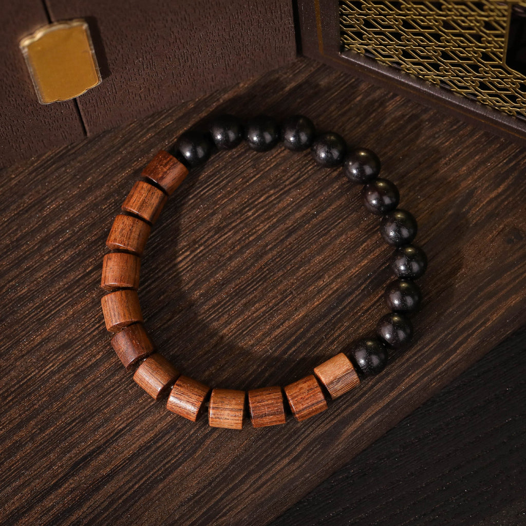 Bracelet unisexe en bois de palissandre marron et perles rondes en ébène noir sur fil élastique.