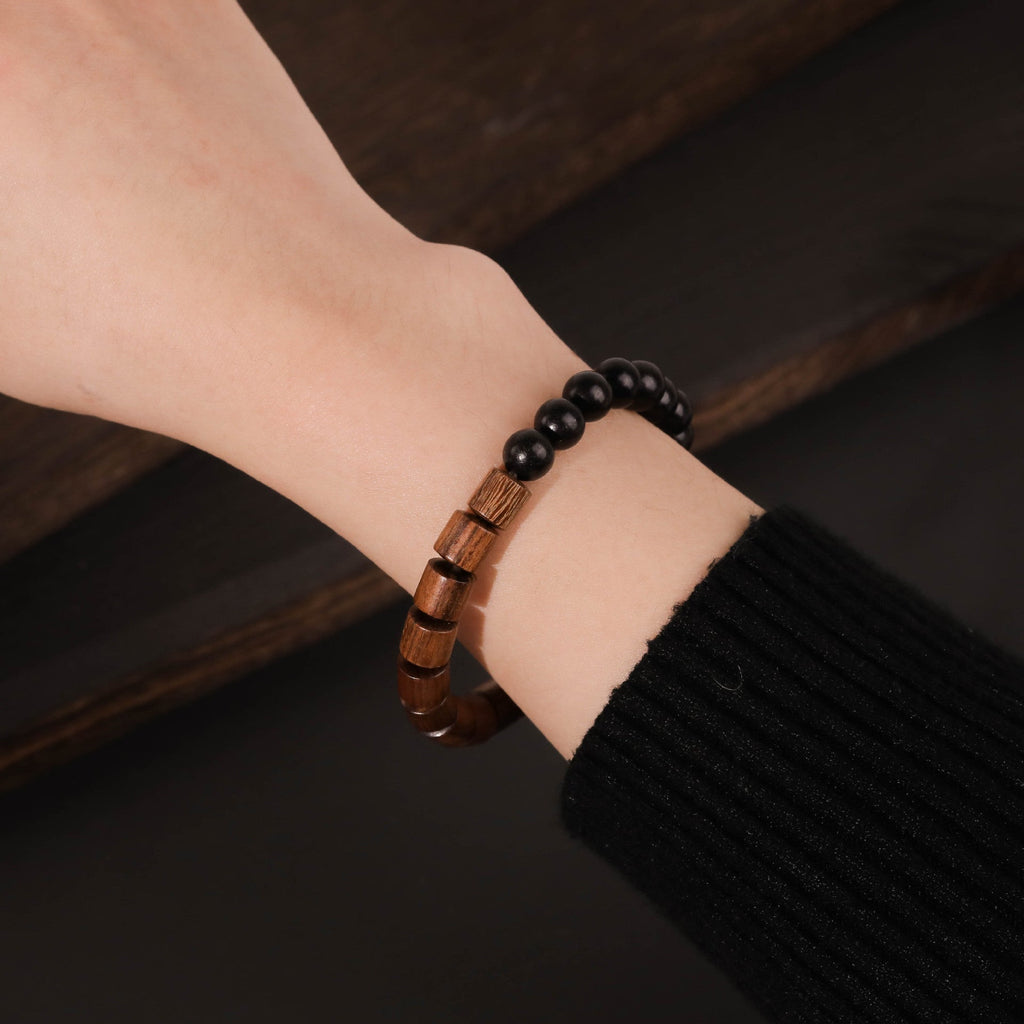 Bracelet mixte en perles de bois de palissandre marron et d'ébène noir, style naturel et élégant.