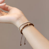 Bracelet femme en bois de santal marron avec cordon réglable et perles lisses.