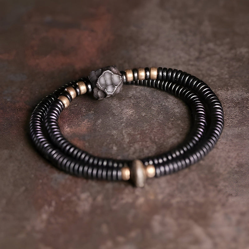 Bracelet femme en bois d’ébène noir avec perles cuivre et fermoir ajustable design fleur.